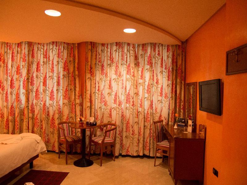 Oum Palace & Hotel