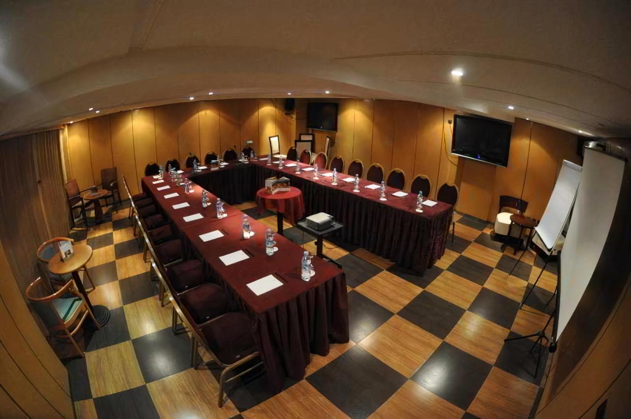 Oum Palace & Hotel